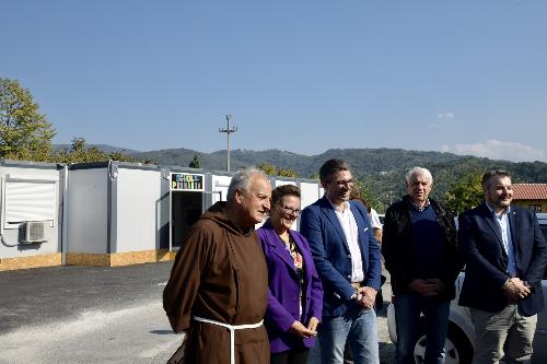 Le autorità, tra le quali l’assessore regionale alle Autonomie locali, Pierpaolo Roberti, il consigliere regionale Diego Bernardis e il sindaco di Prepotto, Mariaclara Forti, intervenute nella località collinare, all’inaugurazione della struttura che permetterà di ospitare, per l'intero anno scolastico, gli alunni della scuola primaria Dante Alighieri, oggetto di ristrutturazione